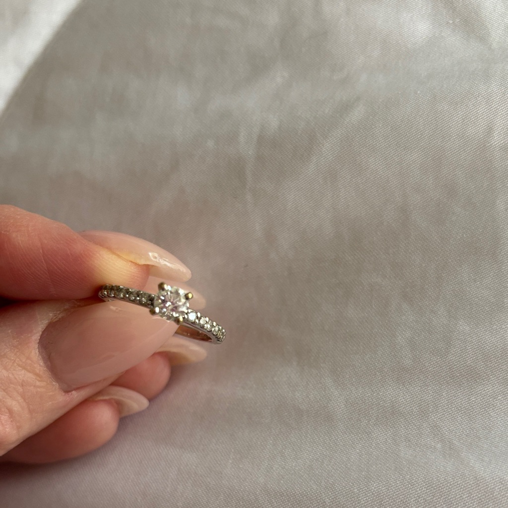 Classic Solitaire Round-Cut Diamond Ring 1000$